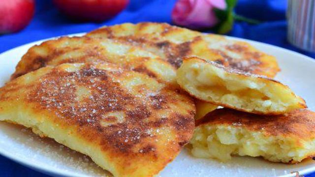 Жареные творожные пирожки с яблоками