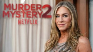 Автомобиль врезался в ворота дома актрисы Дженнифер Энистон