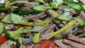 Салат из жареных грибов и свежих овощей