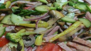 Салат из жареных грибов и свежих овощей