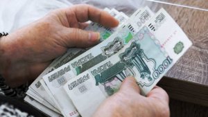 Держали взаперти в аварийном доме: супруги 14 лет забирали пенсию старушки