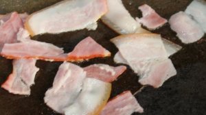 Салат с беконом, маслинами и сыром