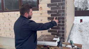 Один из вариантов формирования угла и дополнительное, временное крепление панелей.