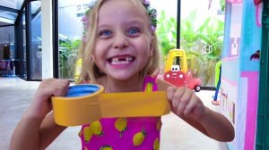 Алиса и Ева играет в Желейная еда Челлендж с Папой