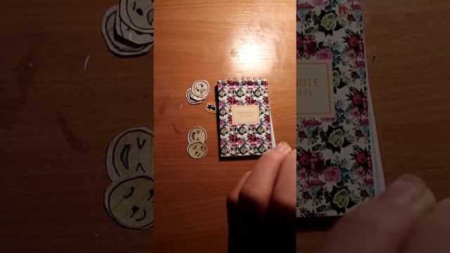 Клеем наклейки на блокнот ч о