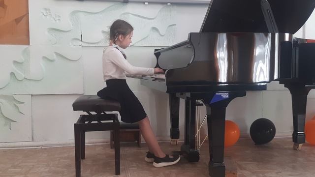 Криворот Ульяна, 8 лет, 2 класс П.И.Чайковский "Болезнь куклы", А.Жилинский Этюд си минор