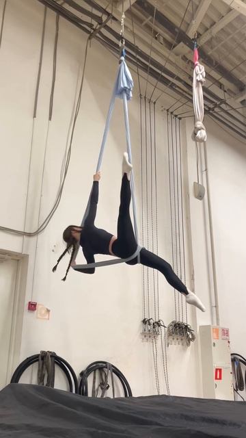 #aerial #aerialhoop #aerialhammock #aerialyoga #aerouoga #flyyoga #гамак #аэростретч
