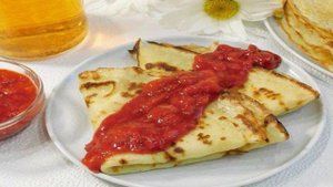 Блины с клубничным соусом
