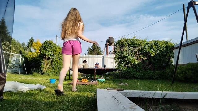 24 ЧАСА НА БАТУТЕ смотреть онлайн