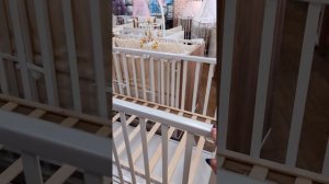 Детская кроватка с ящиком закрытого типа, с маятником на колёсах, автостенкой, защитными накладками