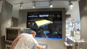 Встроенный в стену 3Д экран на военно-морской выставке в Крондштате