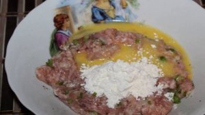 Котлеты из свинины с зеленым луком под грибным соусом
