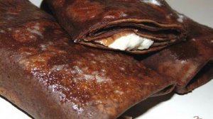 Шоколадные блины с творожно-банановой начинкой