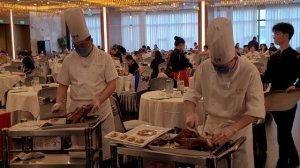 Подача утки по-пекински в ресторане Пекина