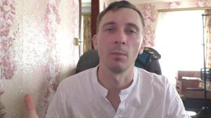 Почему я слышу себя в трубке телефона?