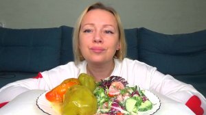 Мукбанг перец фаршированный, салат с рукколой. еда на камеру.