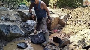 Строительство, шахтёры разбивают камни в ручную