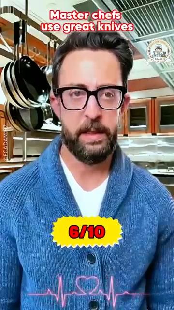 Удивленный мужик на кухне #Юмор #Ржака #смех #улыбнись #shorts #режемлук #режеммясо #острыйнож