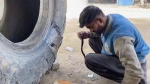 Кустарный ремонт покрышки большого погрузчика