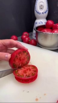 Салат с копченой курицей и гренками