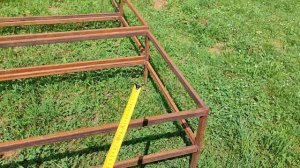 Металлический каркас для грядок из шифера