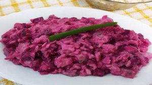 Свекольный салат с отварным рисом и сельдью