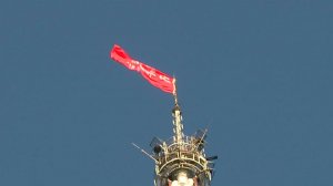 На Останкинской башне впервые установили копию знамени Победы