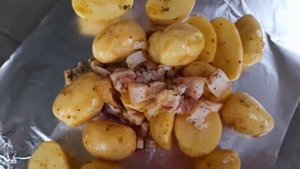 Молодой картофель с салом в фольге на костре