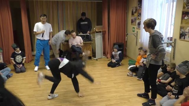 Уникальный брейк-батл - бойз VS гёлз. Высокий уровень брейкинга! смотреть онлайн