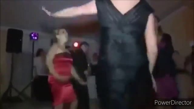 Прикольно танцует!