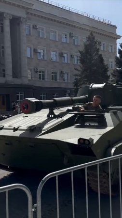 В Оренбурге на площади Ленина активно готовятся к параду Победы.