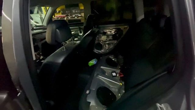 Мерседес GLK автозвук усилитель в штатный магнитофон Джили кулрей.