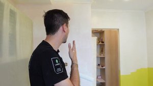 На краску можно наносить венецианку? Нанесение мокрог