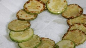 Закуска из жареного кабачка с помидором и сырным соусом