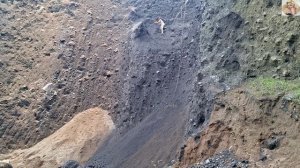 Строительство, шахтёры копают песок