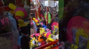 Играем в призовой кран-автомат аппарат с игрушками