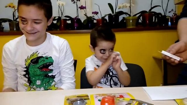Распаковка приколов, вонючки, жвачки, взрывчатки, тараканы.