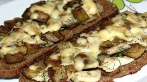 Гренки с баклажаном и мясом птицы