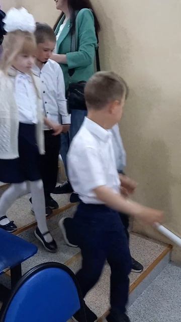 спускаются по лестнице с линейки смотреть онлайн