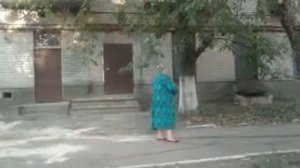 прикол (бабка незаконно выгоняет с лавочки)