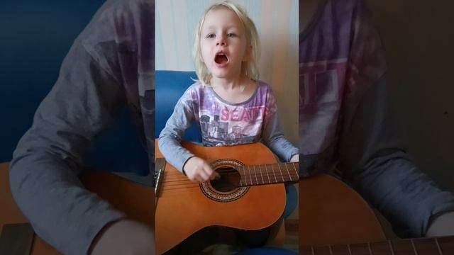 Марина играет на гитаре.