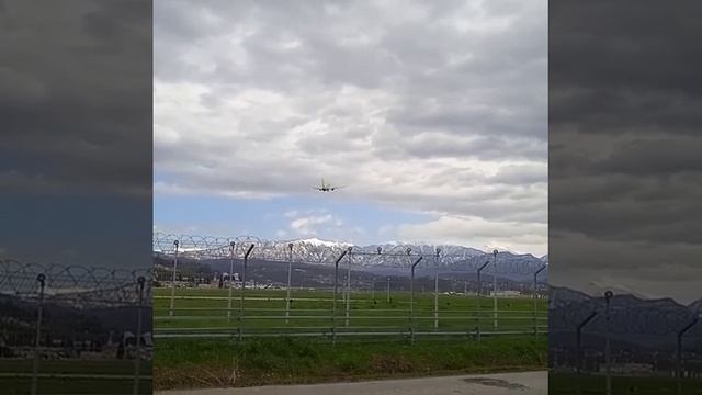 Сильные порывы ветра не дали приземлиться самолету в ?