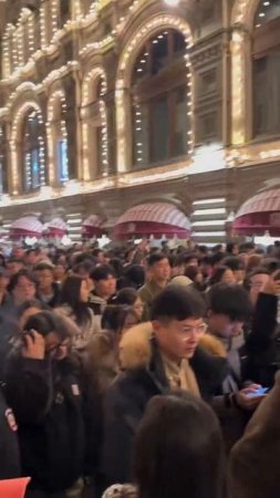 Центр Москвы превратился в Чайнатаун — улицы заполонили толпы китайских туристов, пришедших посмотре