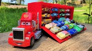 Трейлер, в котором миниатюрный автомобиль найден во время игры в игровом наборе