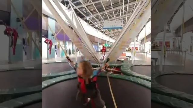 Стася и БАТУТ))) Смешные дети))) смотреть онлайн