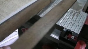 Как безопасно распустить тонкую досочку на распиловочном столе,как это делаю я))