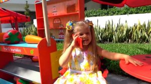 Рома и Диана Рома и Диана играют в магазине игрушек