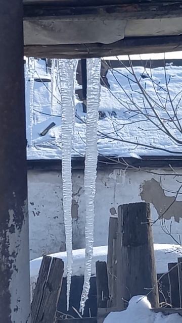 Огромные сосульки свисают с навеса над наружной печью