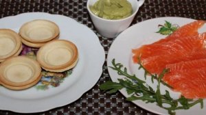 Тарталетки с красной рыбой и авокадо