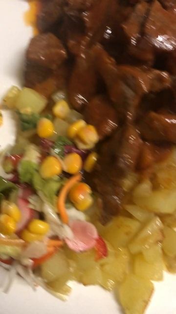 Перекус картофель мелко жареный с говядиной в томатно